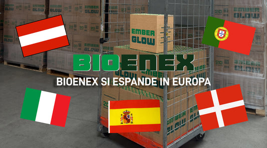 Banner dell'espansione europea di BIOENEX: Carrello logistico con scatole di bricchetti di legno EmberGlow nel magazzino circondato dalle bandiere di Austria, Danimarca, Italia, Spagna e Portogallo con la scritta «BIOENEX Si Espande in Europa»